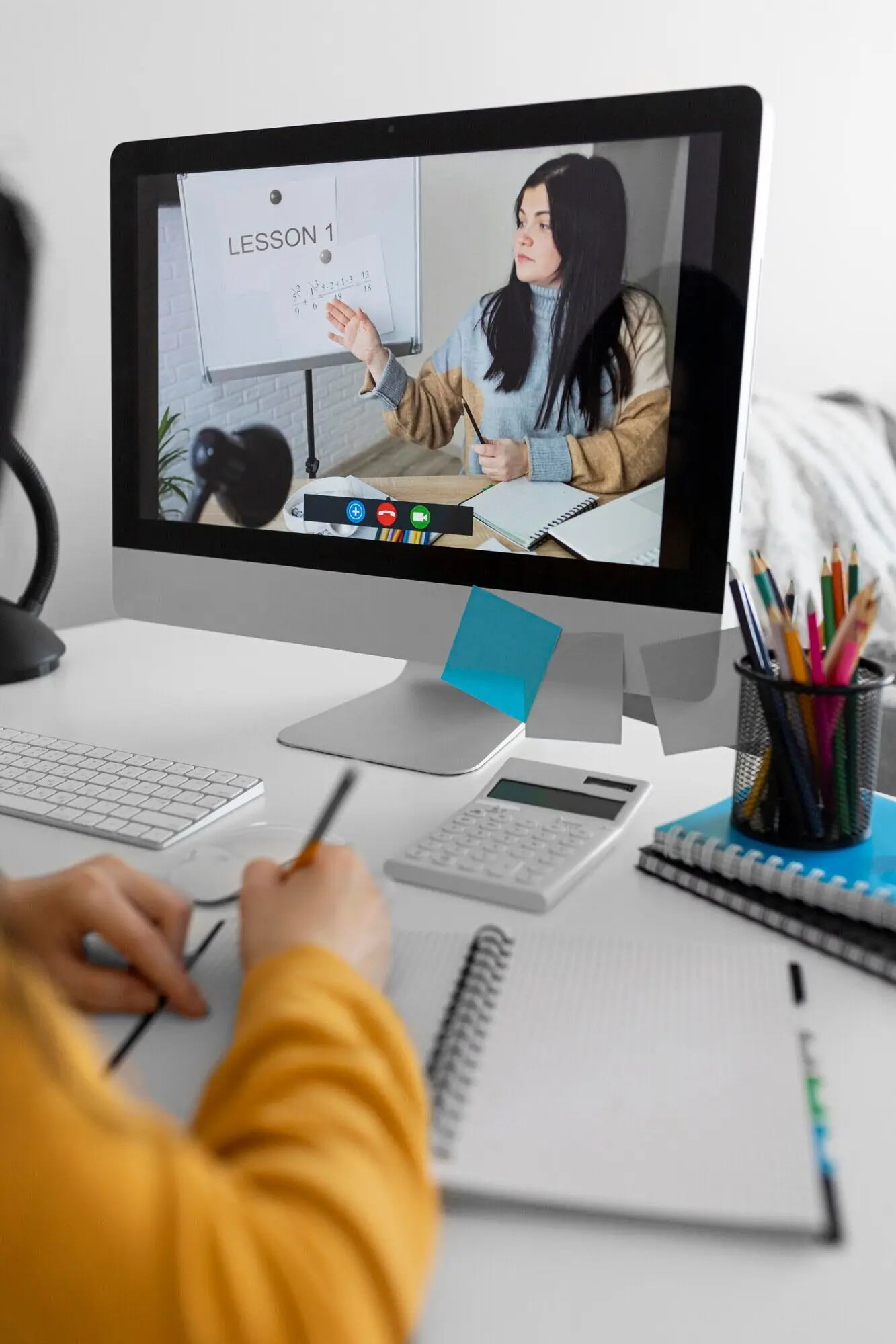 Student im Unterricht macht Notizen